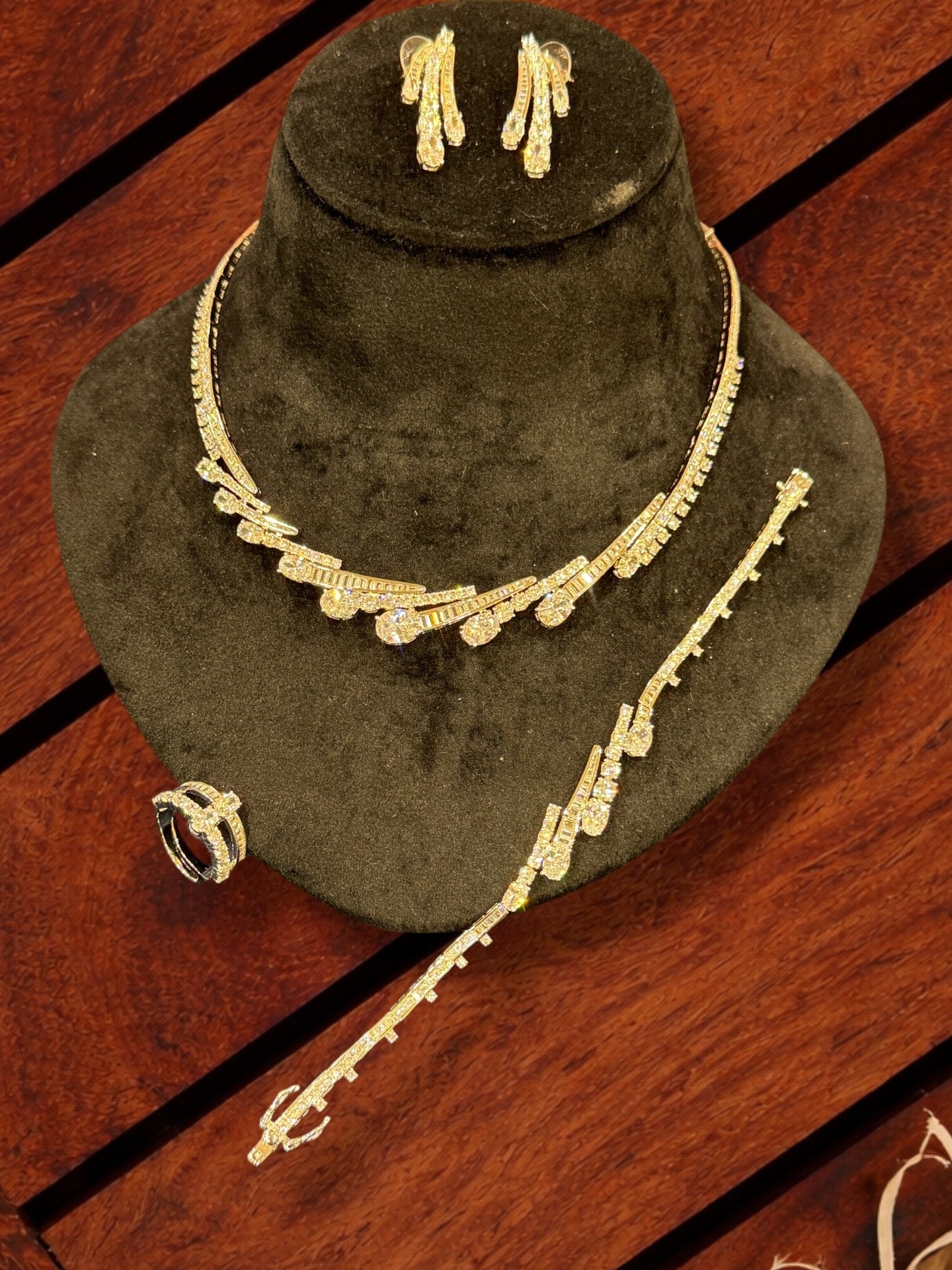 Premium Neckpieces & Earring Set (5)